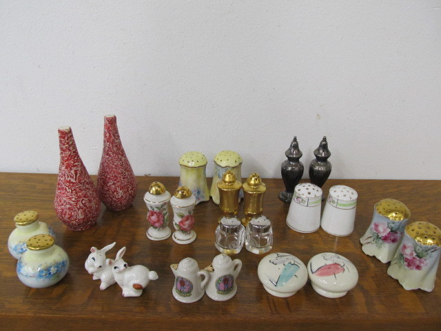 lot 159 image: Collection of Vintage Salt & Pepper Shakers