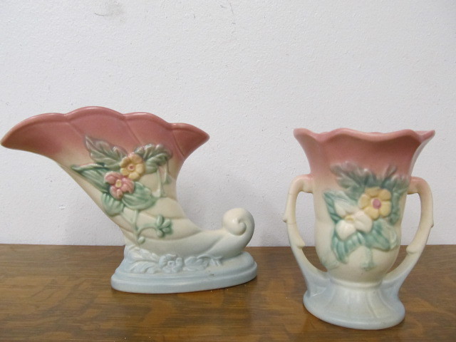 lot 160 image: 2 Vintage Signed HULL Pottery Vases