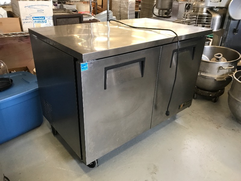 lot 207 image: TRUE BRAND COMMERCIAL REFRIGERATOR COUNTER