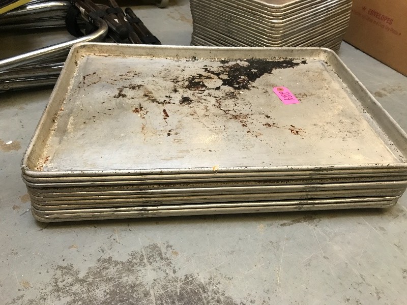 lot 224 image: LOT OF HALF AND FULL SIZED BAKERY TRAYS