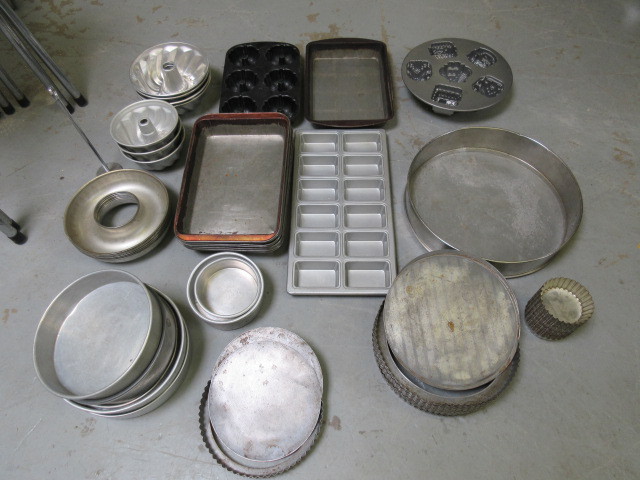 lot 237 image: MISCELLANEOUS BAKING PANS