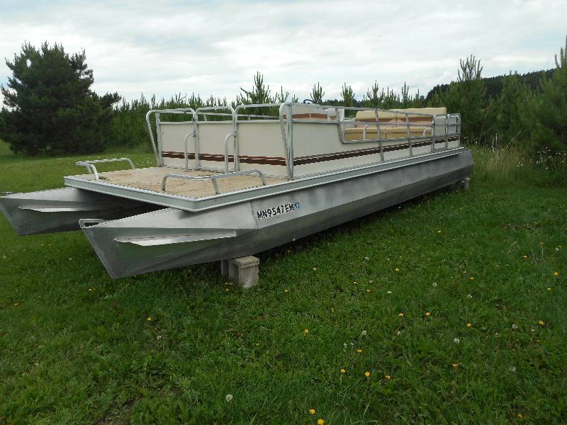 lot 2 image: 1982 Ercoa Pontoon Boat