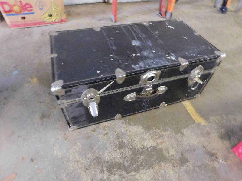 lot 6 image: Vintage Storage Trunk
