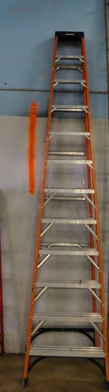 lot 9 image: 12 -  Metal Husky Ladder