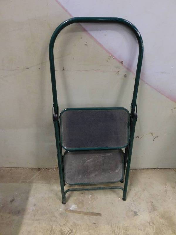 lot 40 image: Folding Step Stool