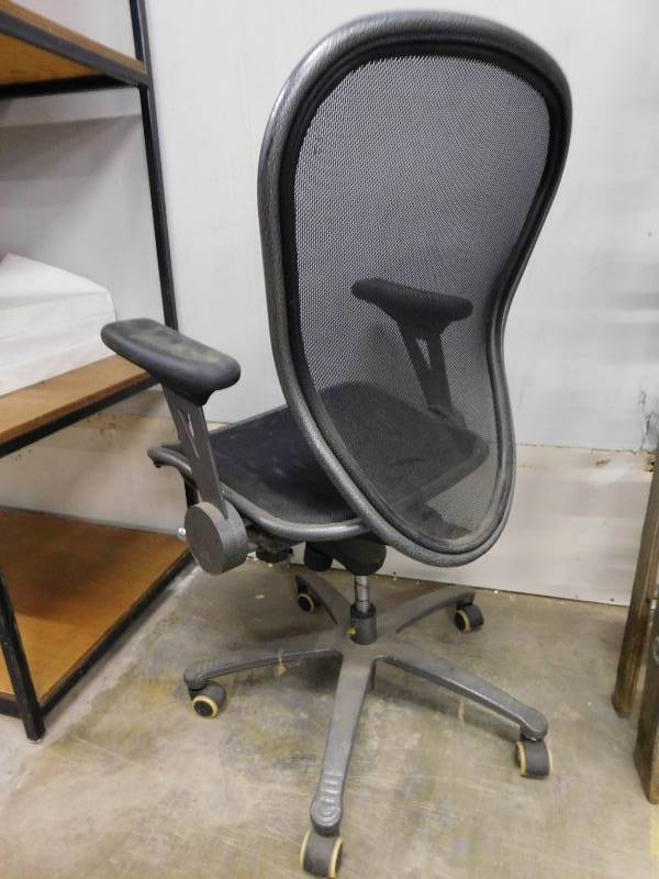 lot 56 image: Adjustable Rolling Office Chair