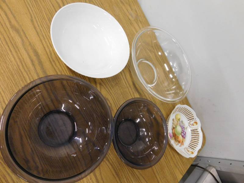 lot 99 image: Glass Mixing Bowls