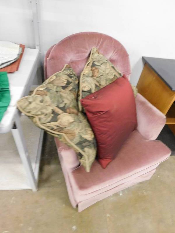 lot 105 image: Mauve Swivel & Rocking Chair