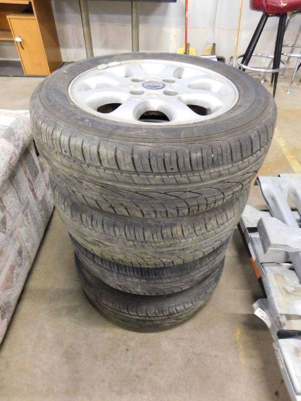 lot 121 image: Volvo Tires - 19560R15 88H