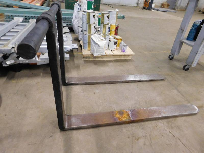 lot 122 image: 42 Pin Style Forklift Forks