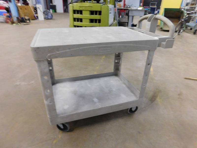 lot 141 image: Rubbermaid Utility Cart