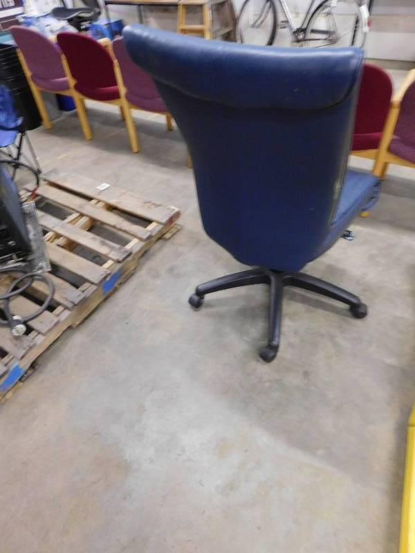 lot 154 image: Adjustable Rolling Office Chair