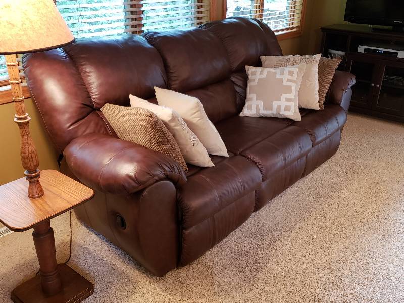 lot 1 image: Leather Dual Reclining Sofa