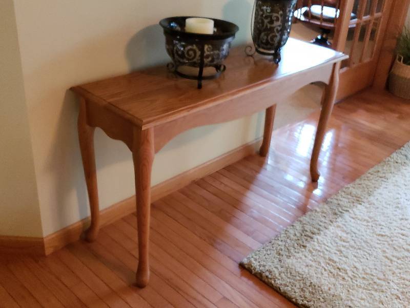 lot 4 image: Classic Oak Console Table