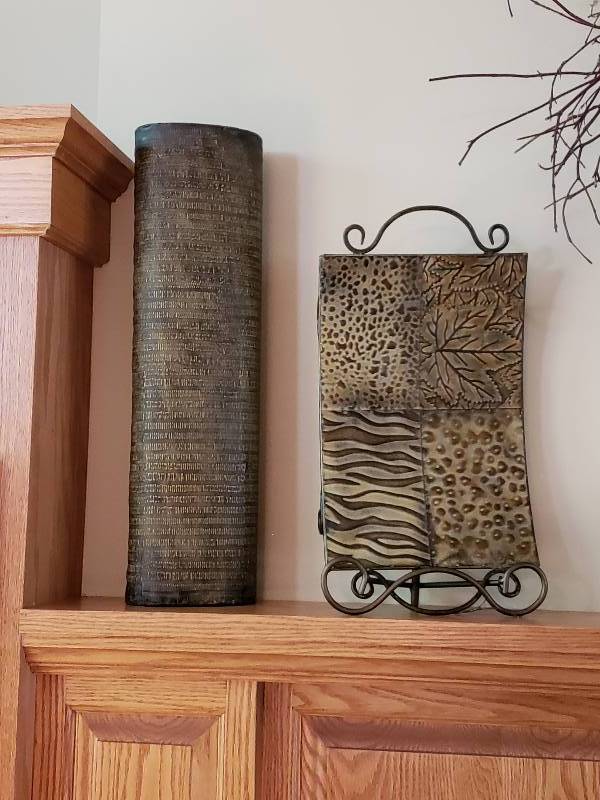 lot 15 image: (5) Pieces of Decor