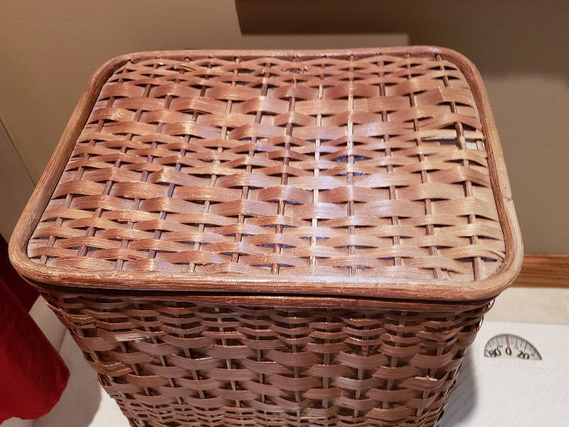 lot 41 image: Wicker Laundry Hamper and Weight Scale