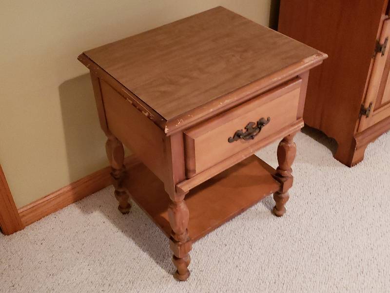 lot 47 image: End Table  Night Stand  Lamp Table