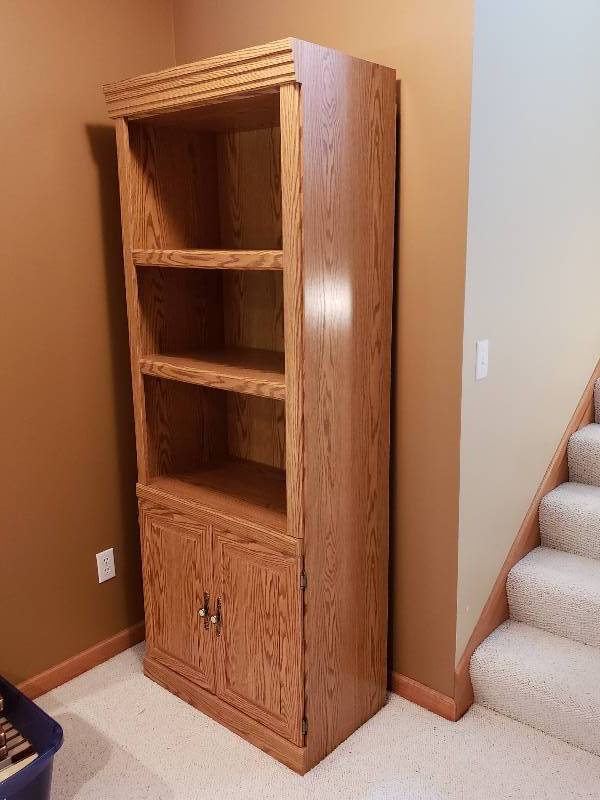 lot 50 image: Oak Bookshelf with Cabinet