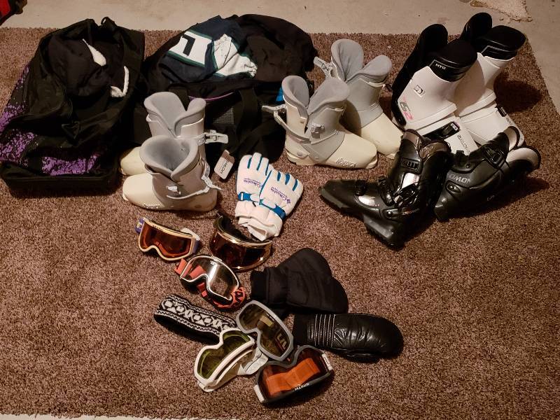 lot 64 image: Downhill Skiing Salomon Boots, Goggles, Gloves, Boot Bags, Etc
