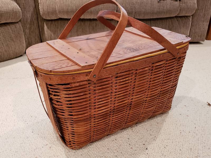 lot 78 image: Vintage Wicker Picnic Basket and Decor Basket