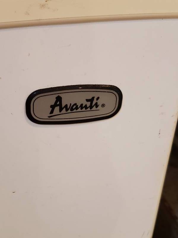 lot 110 image: Avanti Mini Refrigerator