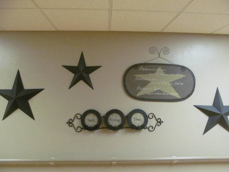 lot 1 image: Entry Hallway (Wall Dcor)