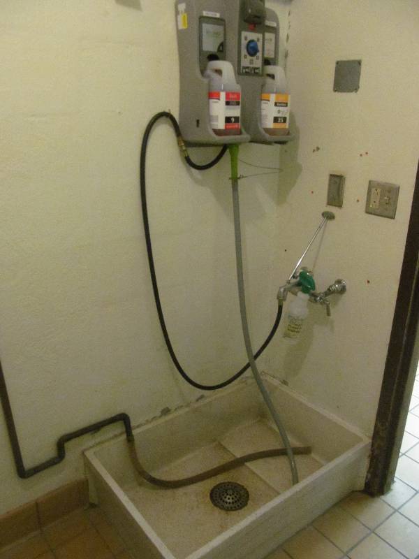lot 13 image: Kitchen-Hilliard wash station-self standingsoap dispenser