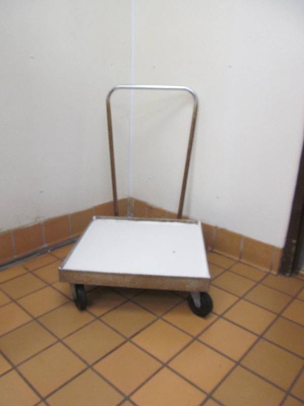 lot 26 image: Kitchen-Utility cart on wheels
