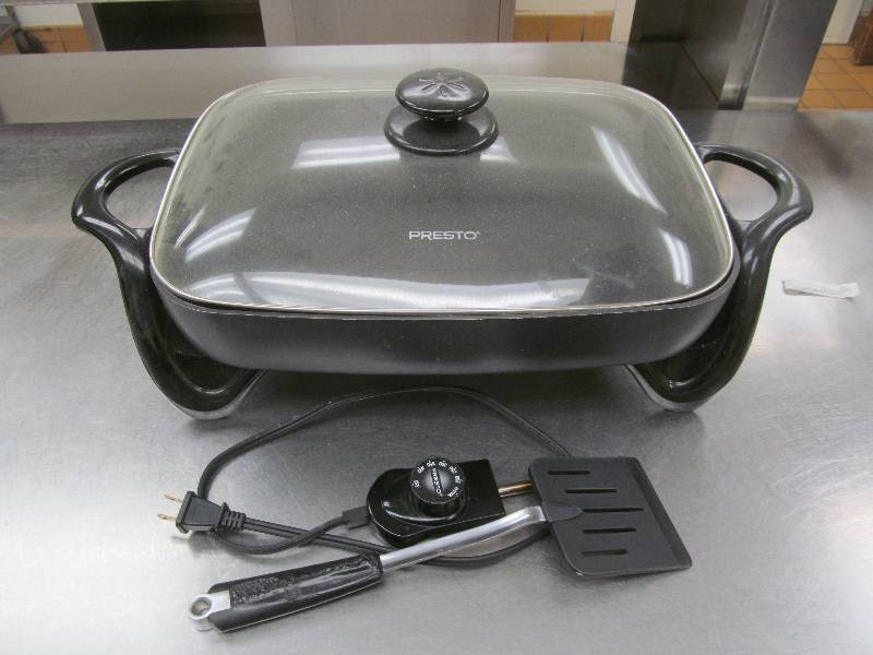 lot 28 image: Kitchen-Presto electric Fry Pan
