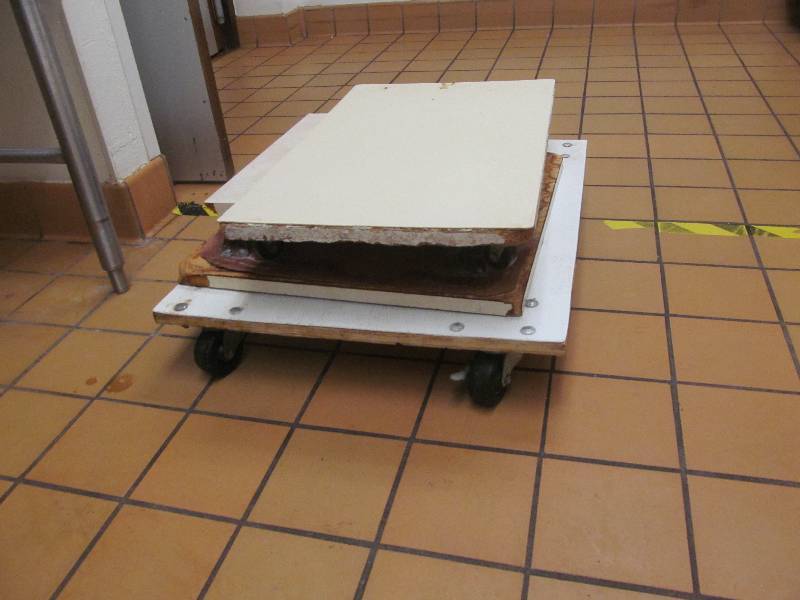 lot 45 image: Kitchen-(4) 4 wheel carts - various sizes