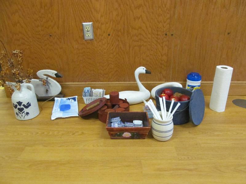 lot 49 image: Dining Room- Dcor items
