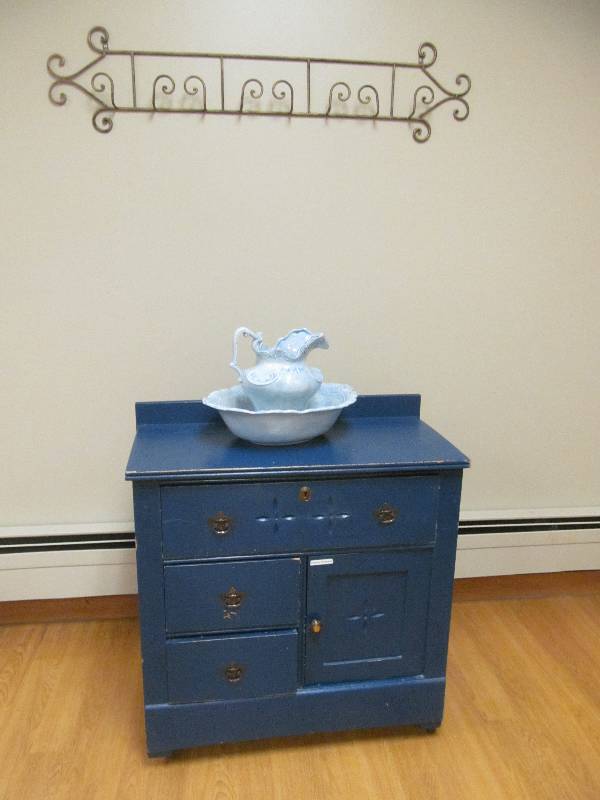 lot 59 image: Vintage Commode