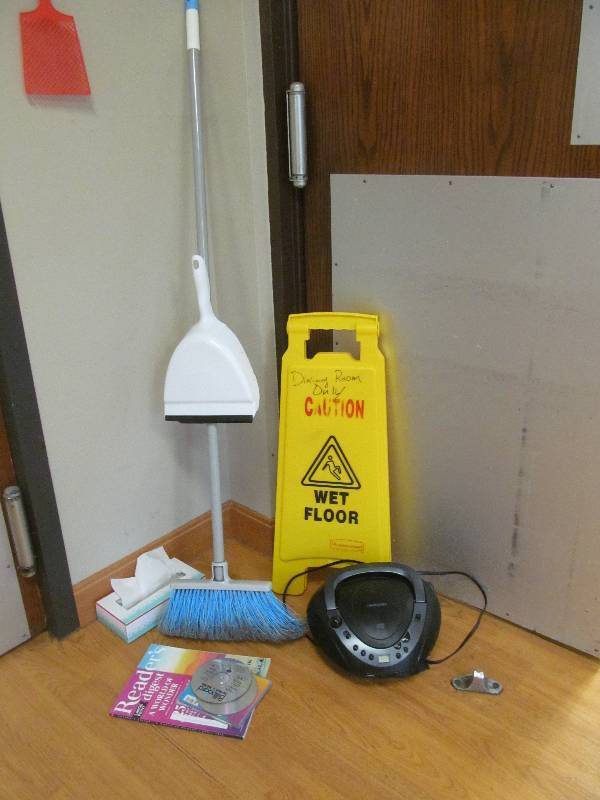lot 60 image: Wet Floor Sign, Broom Dustpan, Memorex Radio CD Player