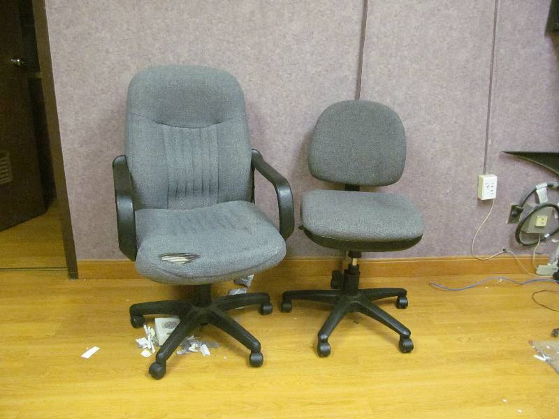 lot 79 image: Nurse Desk Area, 2 office chairs