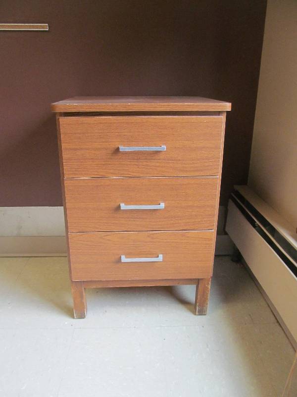 lot 90 image: 3 Drawer Cabinet