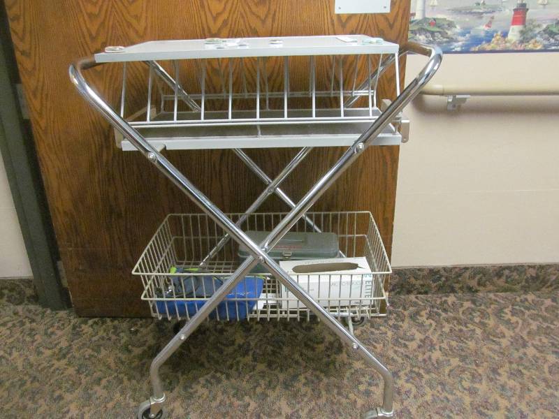 lot 106 image: Nurse Cart with white board 30x20x40