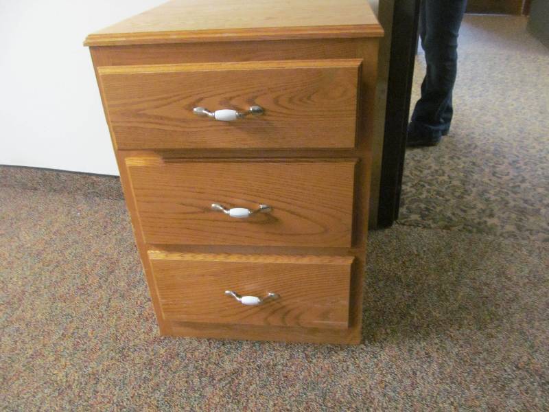 lot 112 image: (Rm 41) 3 drawer cabinet (20x20x30)