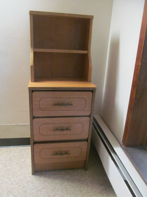 lot 116 image: (Rm 39) Night stand (17x25x49)