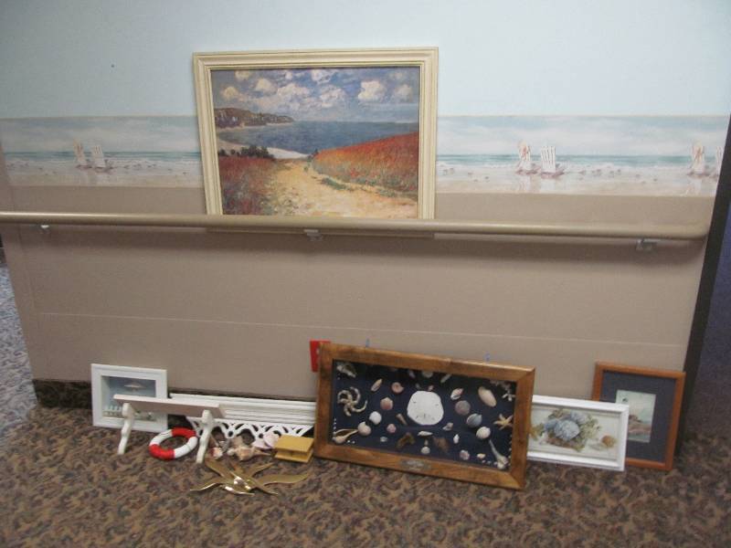 lot 132 image: (Hall) Wall Dcor, Seashells, decorations