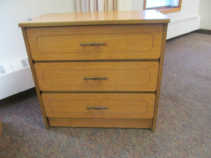lot 138 image: (Rm 36) 3 Drawer Cabinet (17x31x30)