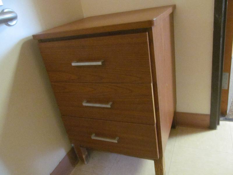 lot 140 image: (Rm 36) 3 Drawer Cabinet (21x19x30)