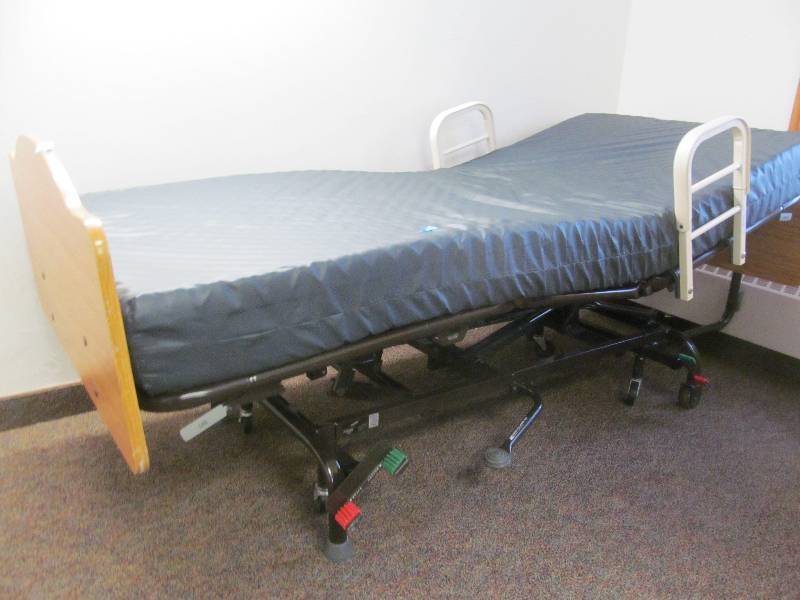lot 155 image: (Rm 34) Hydraulic electric bed- Joerns Sunrise Medical B40 Model with Mattress