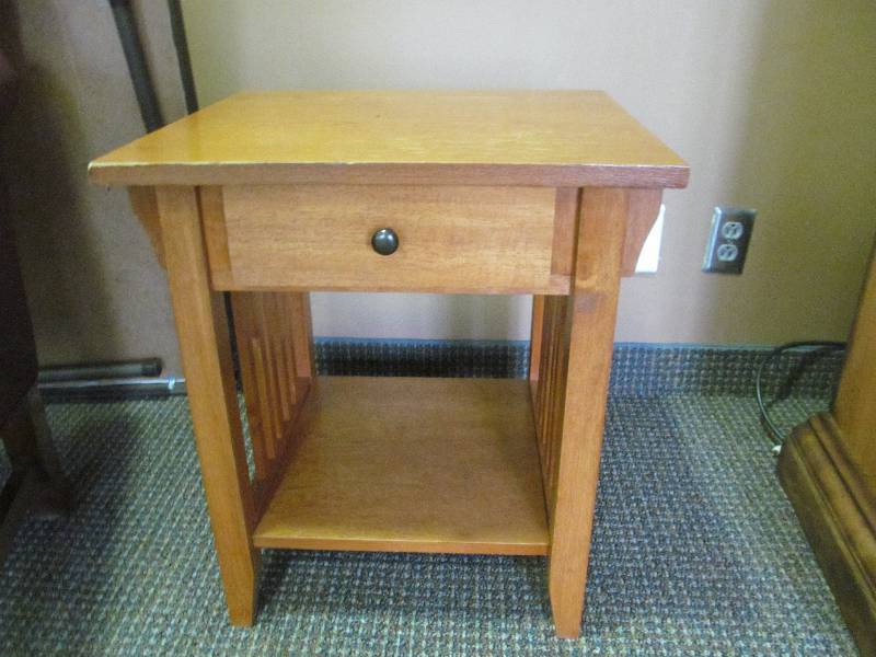lot 168 image: (Family Room) End table with 1 drawer (18x19x22)