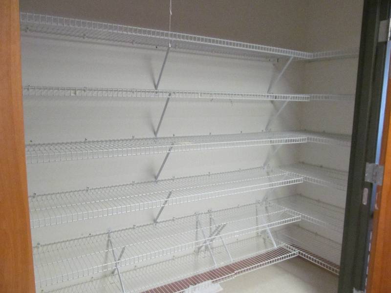 lot 181 image: (Hall) Linen closet with wire shelves 6-85x16 12-34x16