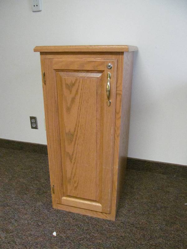 lot 184 image: (Rm 33) Floor Cabinets (17x22x36)
