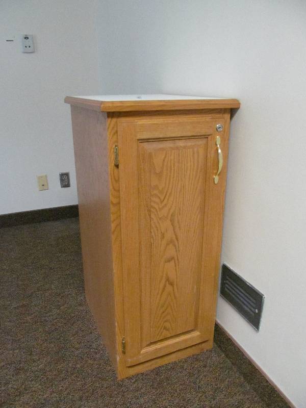 lot 185 image: (Rm 33) Floor Cabinets (17x22x36)