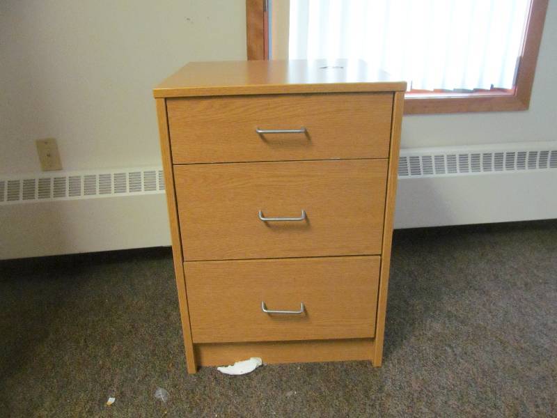 lot 186 image: (Rm 33) 3 Drawer night stand (20x20x29)