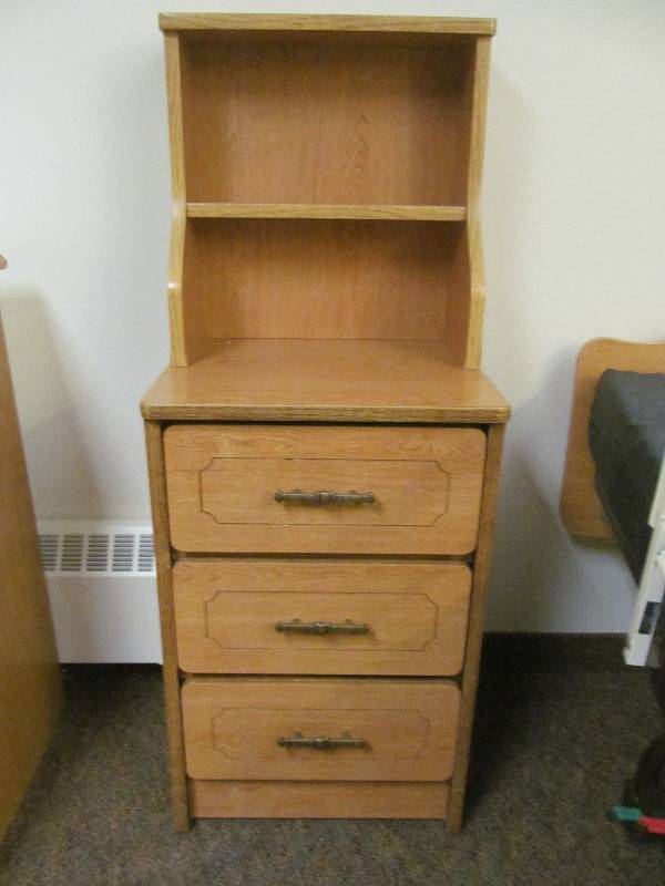 lot 195 image: Rm 32-Nightstand-3 drawer2 shelf top