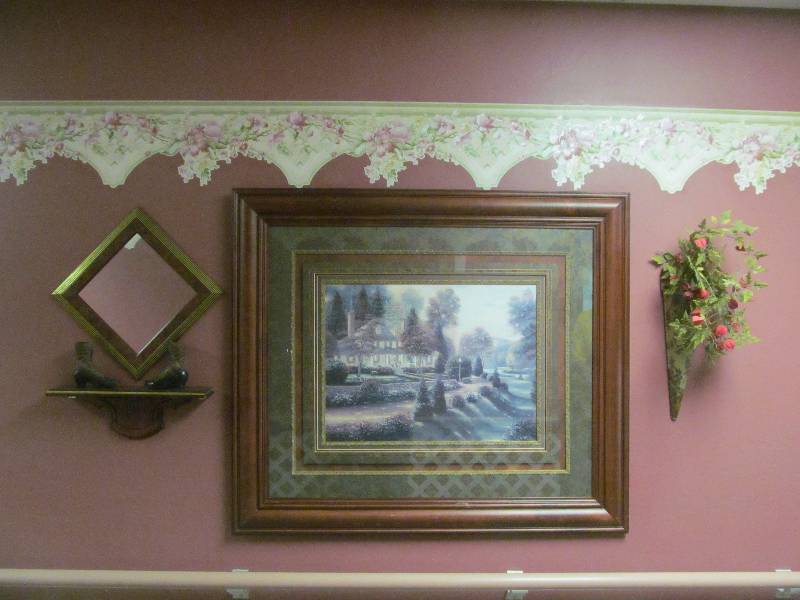 lot 208 image: Rm 31- Wall  Dcor