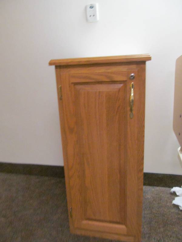 lot 211 image: Rm 31- Floor Cabinet